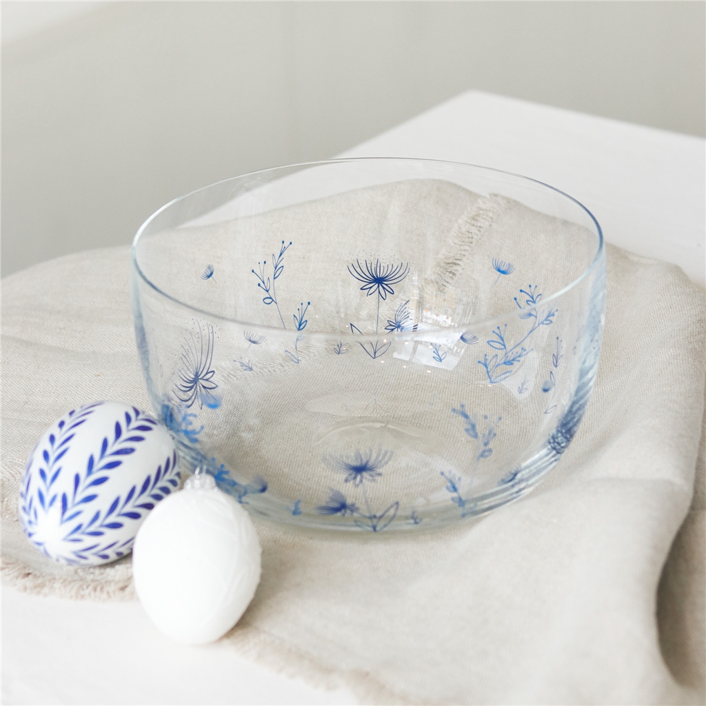 Glasschale mit blauen Pflanzen