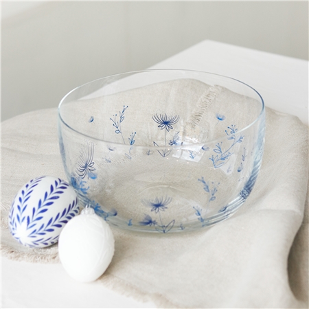 Glasschale mit blauen Pflanzen