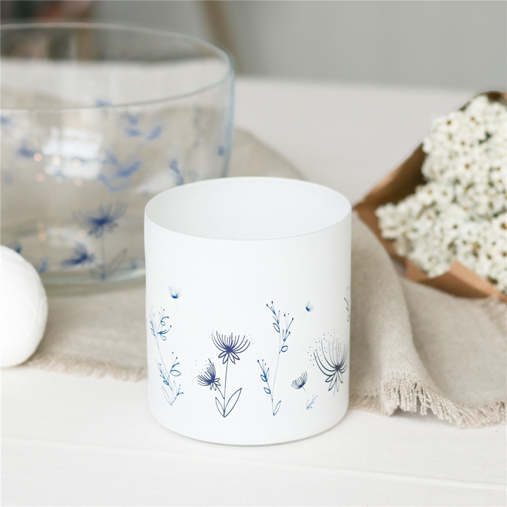 Kerzenhalter aus Glas mit Blumendekoration