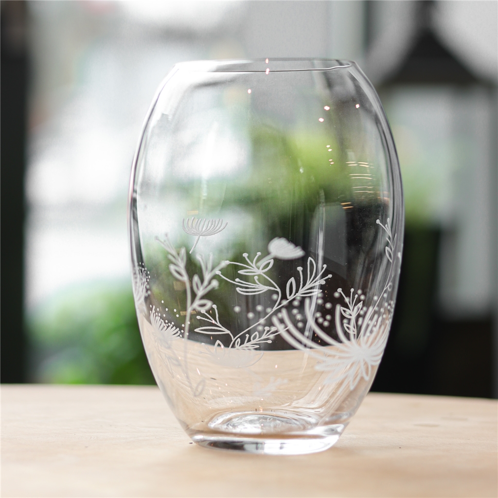 Klare runde Vase mit Blumendekoration