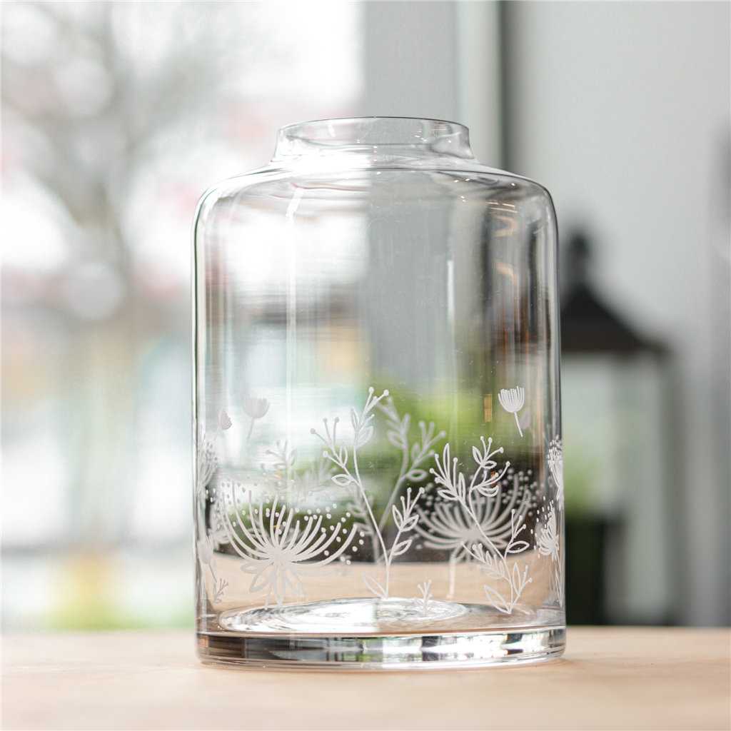 Klare Vase mit Blumendekoration