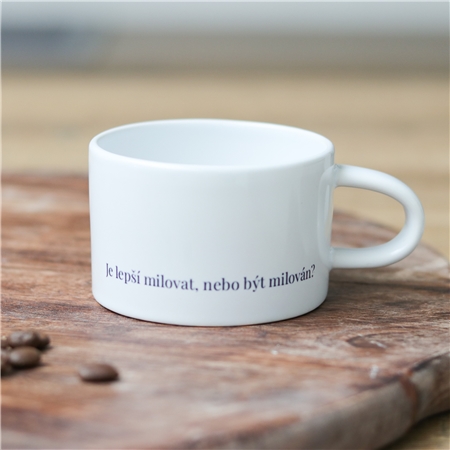 Be Charity Foundation-Tasse: „Ist es besser zu lieben oder geliebt zu werden?“