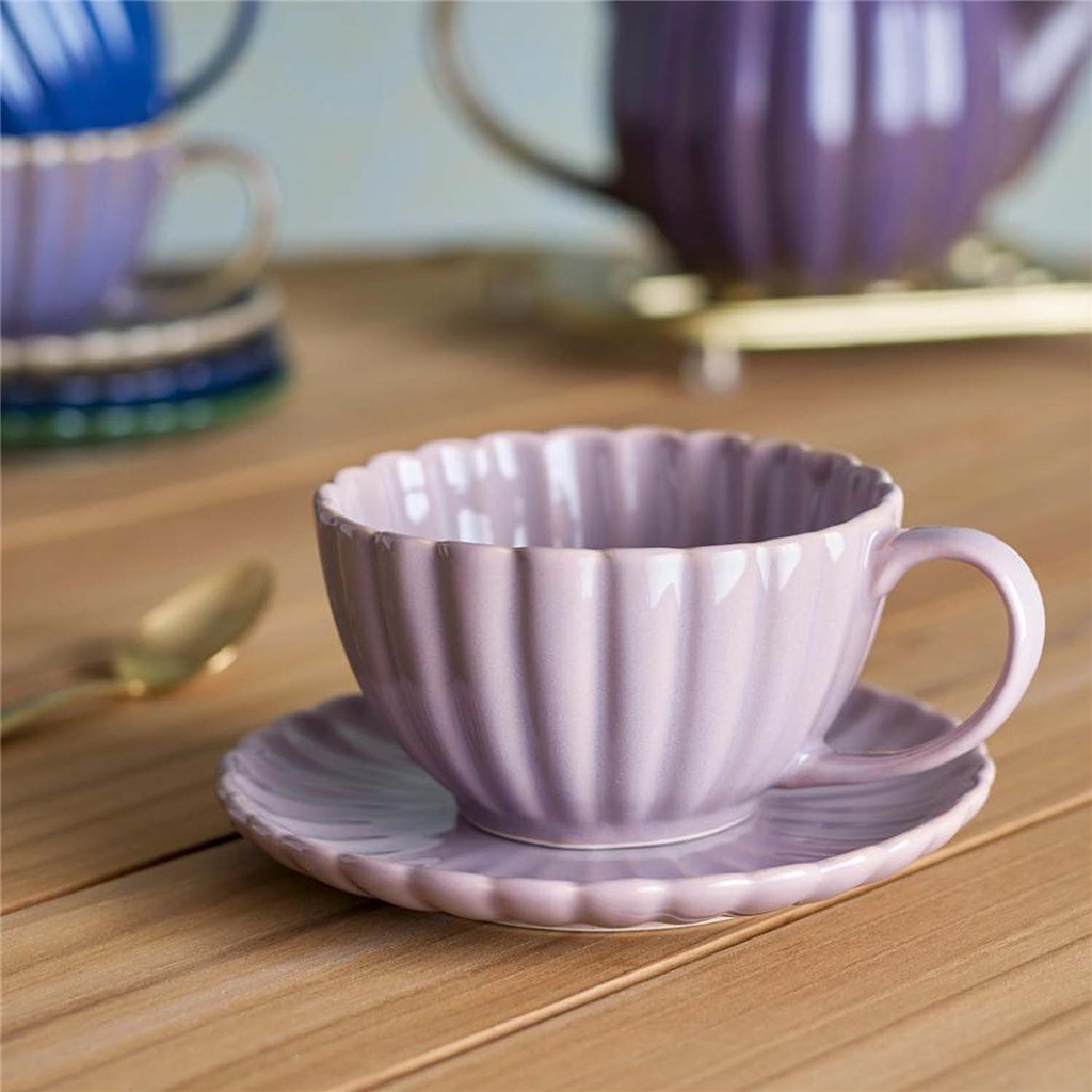 Rosa Tasse mit Untertasse