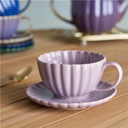 Rosa Tasse mit Untertasse