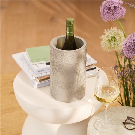 Flaschenkühler mit floraler Dekoration
