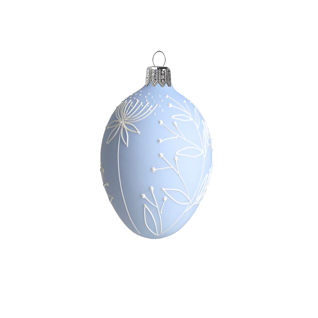 Osterei mit Blumendekoration in Pastellblau