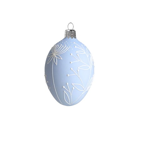 Osterei mit Blumendekoration in Pastellblau