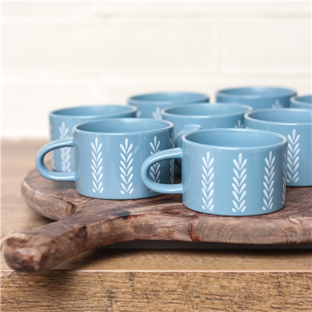Blauer Becher mit Blattdekor