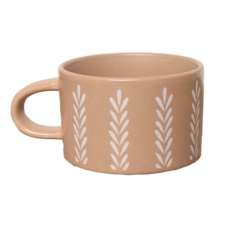 Brauner Becher mit Blattdekor