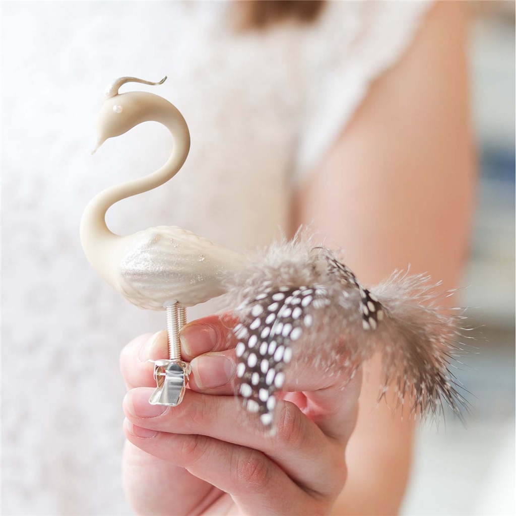  Glasschwan mattbeige mit gesprenkeltem Gefieder und Schwanz