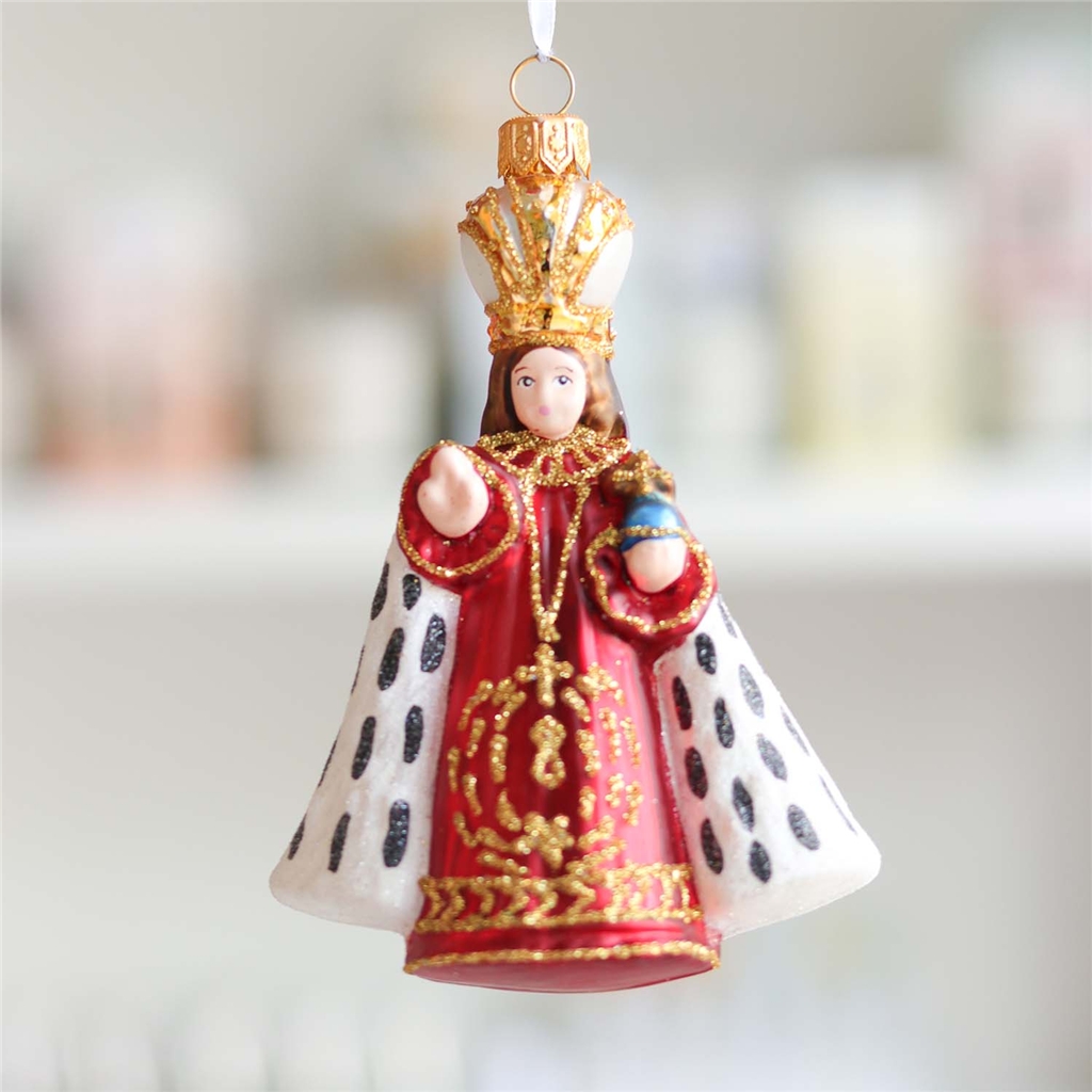 Christkind in roten Gewand mit Fell