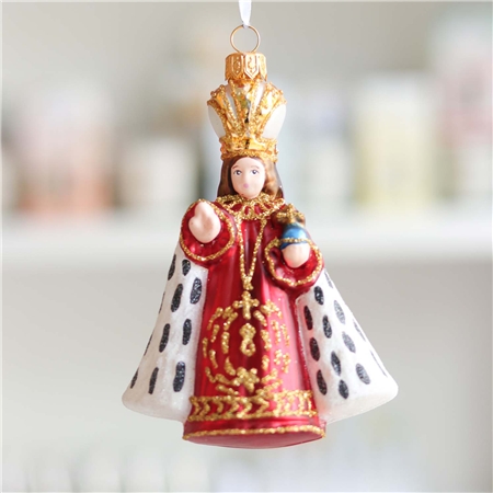 Christkind in roten Gewand mit Fell