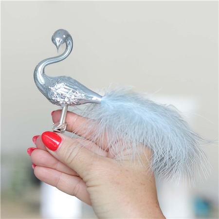 Graublauer, frostiger Schwan mit Steinchen
