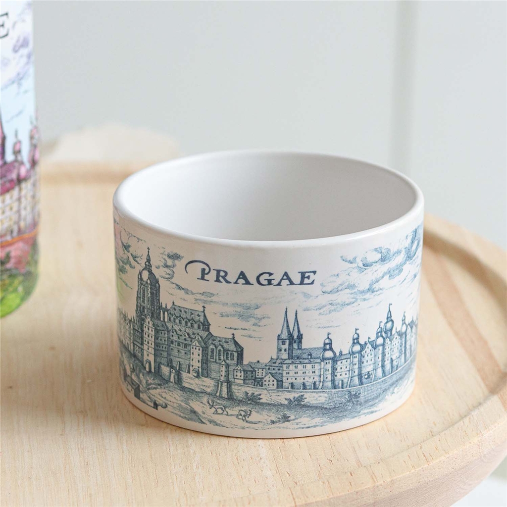Tasse mit einer Gravur der Prager Burg