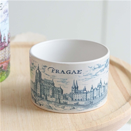 Tasse mit einer Gravur der Prager Burg