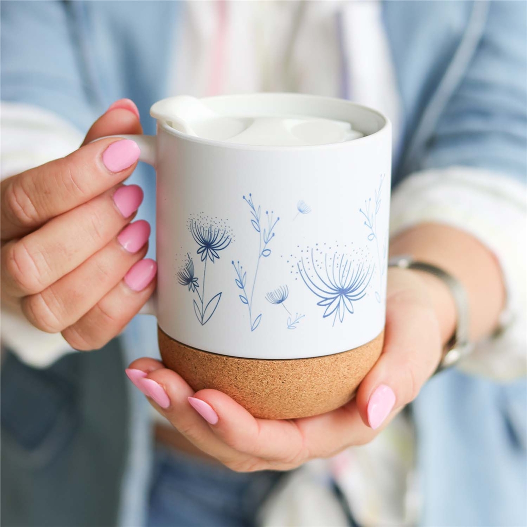 Becher mit Blumendekoration mit Korkboden und Plastikdeckel