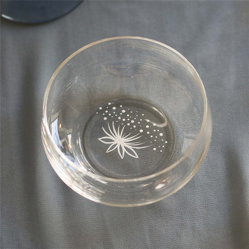 Kleine, handbemalte Schale mit Blumenmotiv