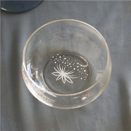 Kleine, handbemalte Schale mit Blumenmotiv
