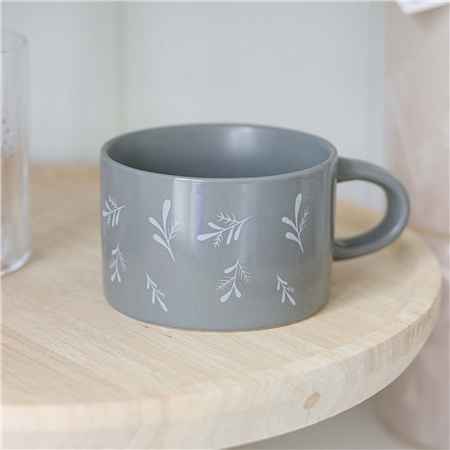 Graue Tasse mit herabhängenden Zweigen