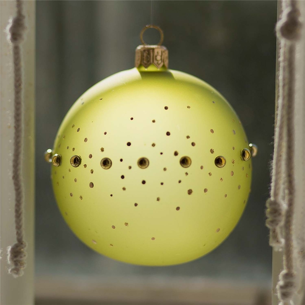 Glasornament in mattgrüner Farbe mit goldenen Perlen und Tupfendekor