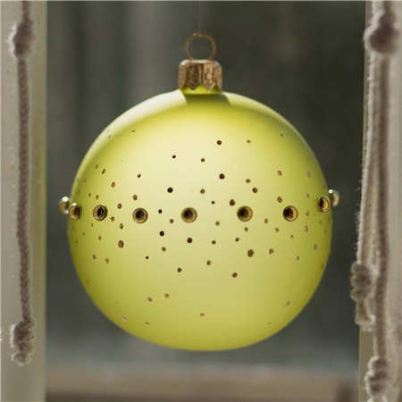 Glasornament in mattgrüner Farbe mit goldenen Perlen und Tupfendekor