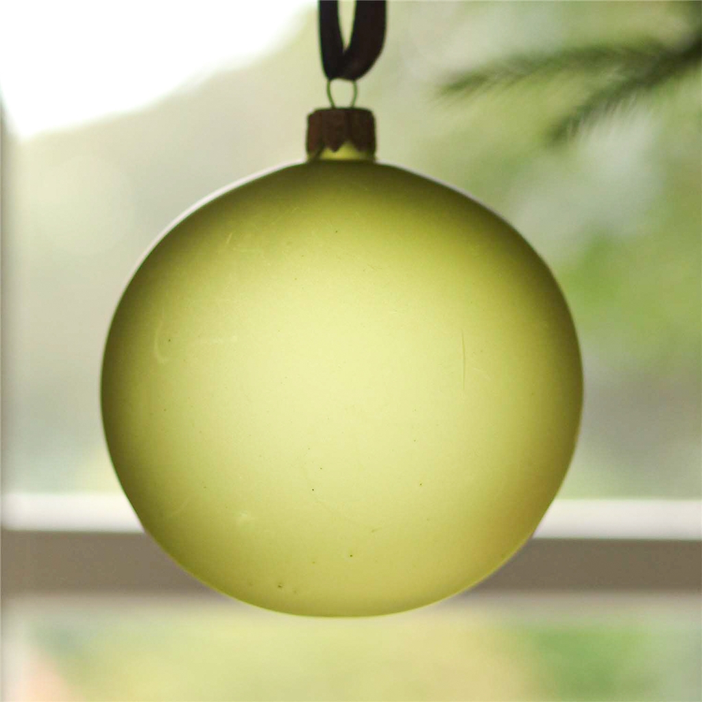 Glasornament in mattgrüner Farbe