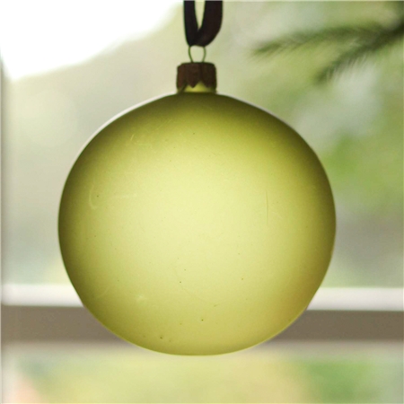 Glasornament in mattgrüner Farbe