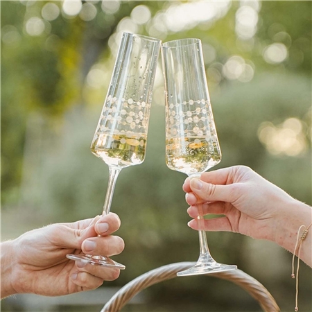 Ein Satz Champagnergläser mit einer Goldkette
