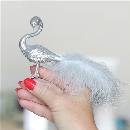 Graublauer, frostiger Schwan mit Steinchen